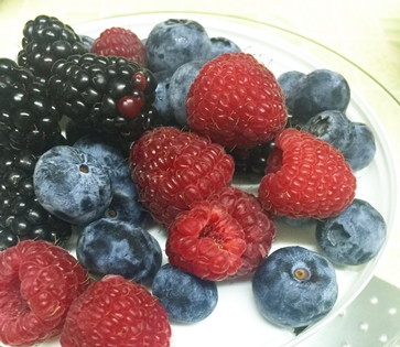 mixed-berries-cheese-muffin-berries